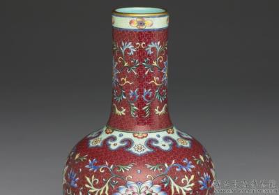 图片[2]-Mallet-shaped vase in yang-ts’ai enamels with incised red ground pattern of flower brocade 1743 (Ch’ien-lung reign)-China Archive